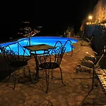 Almoezia Charming טאורמינה