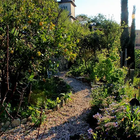 Almoezia Charming Bed & Breakfast