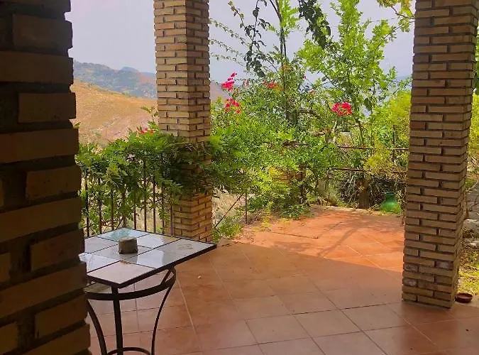 Almoezia Charming Bed & Breakfast 4*