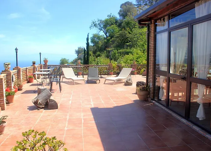 Almoezia Charming Bed & Breakfast 4*